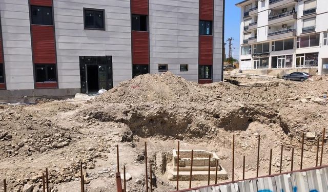 Mersin'de sağlık ocağı inşaatı çevre düzenlemesinde lahit çıktı