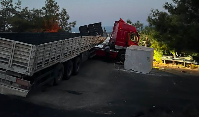 Mermer yüklü tır devrildi, sürücü kabinde sıkıştı