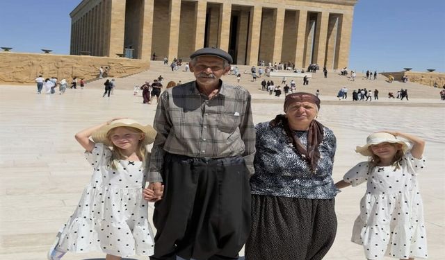 34 yıl sonra tüp bebek tedavisiyle dünyaya gelen ikiz kızlarıyla Anıtkabir’i ziyaret ettiler