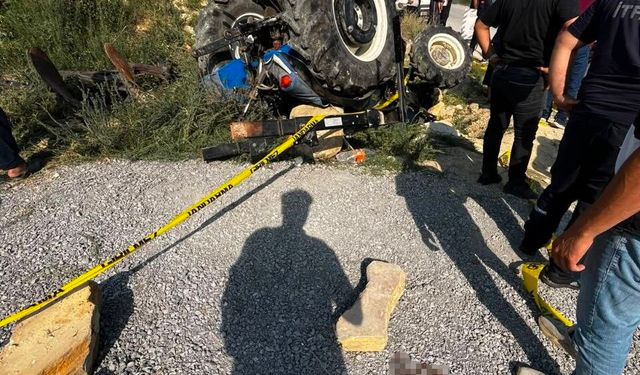 Devrilen traktörün altında kalan muhtar ağır yaralandı