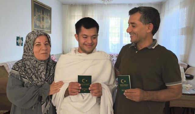 Kabe maketine sarılarak dua etmişti: Engelli gencin umre hayali gerçek oluyor