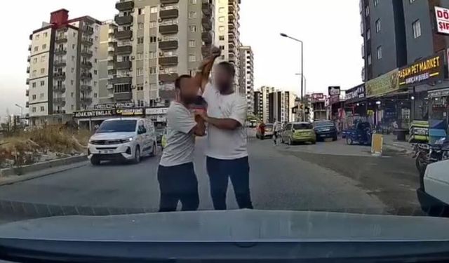 Adana'da trafikte tartıştığı sürücüye testereyle saldıran şahıs kamerada