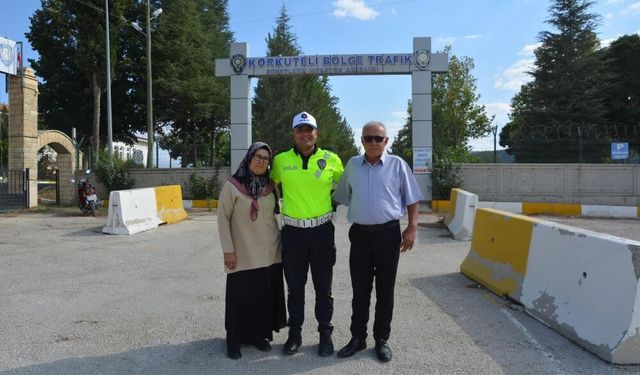 Bulaşık yıkama cezasıyla Türkiye'nin yüzünü güldüren trafik polisi konuştu: "O sıcakta gönlüm el vermedi"
