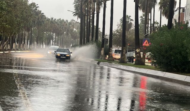 Mersin'de sağanak yağış hayatı olumsuz etkiledi
