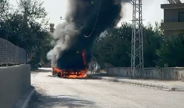 Mersin’de belediyeye ait temizlik aracı küle döndü