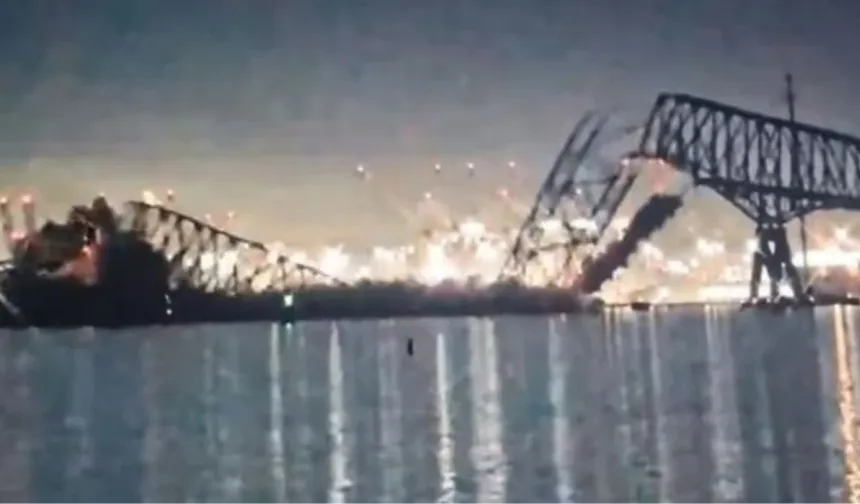 Amerika'da bir köprü, konteyner gemisinin çarpmasıyla suya gömüldü