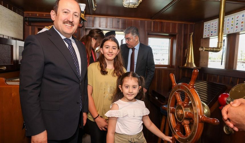 Vali Pehlivan, TCG Nusret Müze Gemisi’ni ziyaret etti