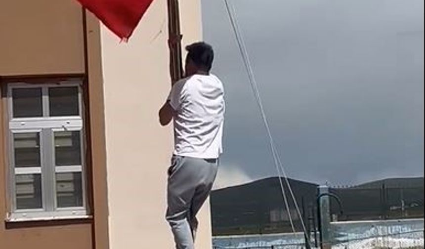 Okul önünde direğe dolanan bayrağı tırmanarak çözdü