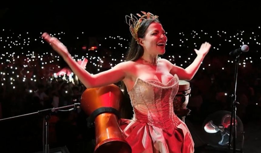 19 Mayıs'ta Tarsus'ta Ceren Özdemir ve Sena Şener Rüzgarı esti