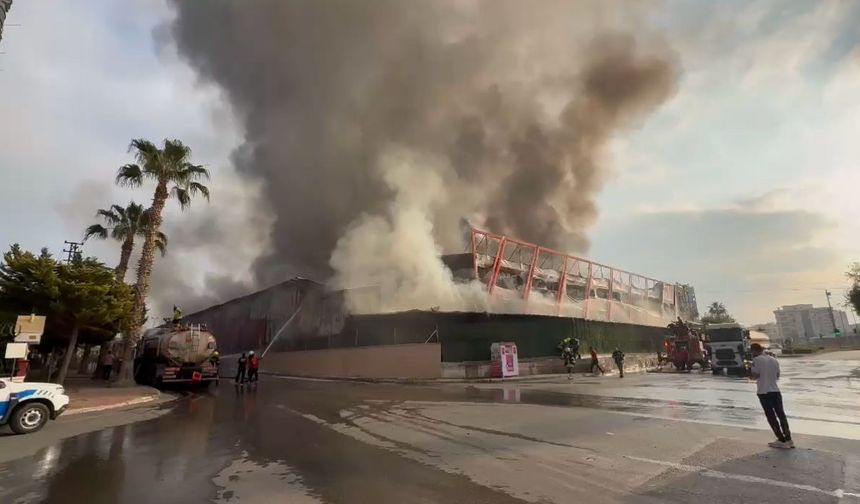 Mersin’de fabrika yangını: Alevler 5 dönümlük alanı sardı