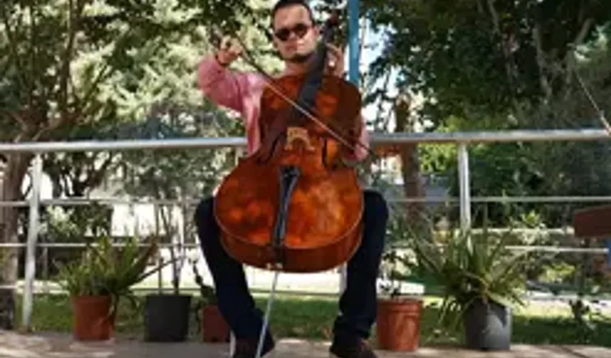 Görme engelli müzik öğretmeninden hastalara ‘ritim ve şarkılı terapi’