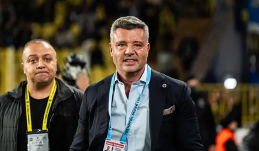 Sadettin Saran, stat önünde bekleyen taraftarları selamladı