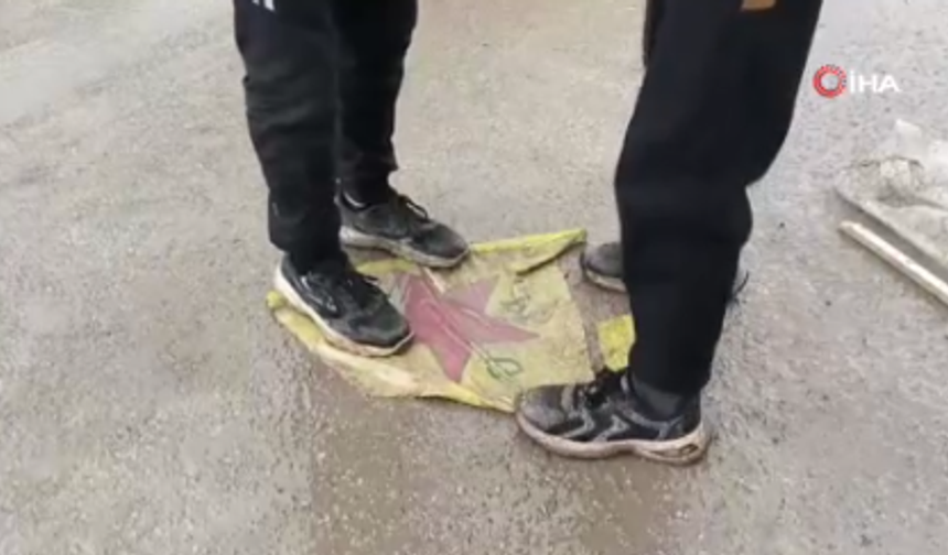 SDG’den kurtarılan Tabka’da halk, afişleri parçaladı