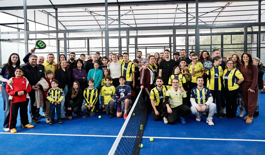 Kerem Aktürkoğlu ve İsmail Yüksek, otizmli bireylere imzalı forma hediye etti