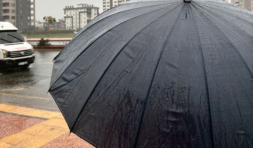 Mersin’de kuvvetli yağış başladı