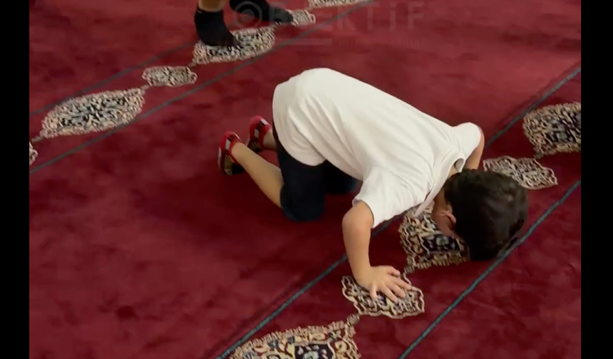 Muğdat Camii’nde Mevlid Programı: Namaz Sonrası Vatandaşlara İkram Dağıtıldı
