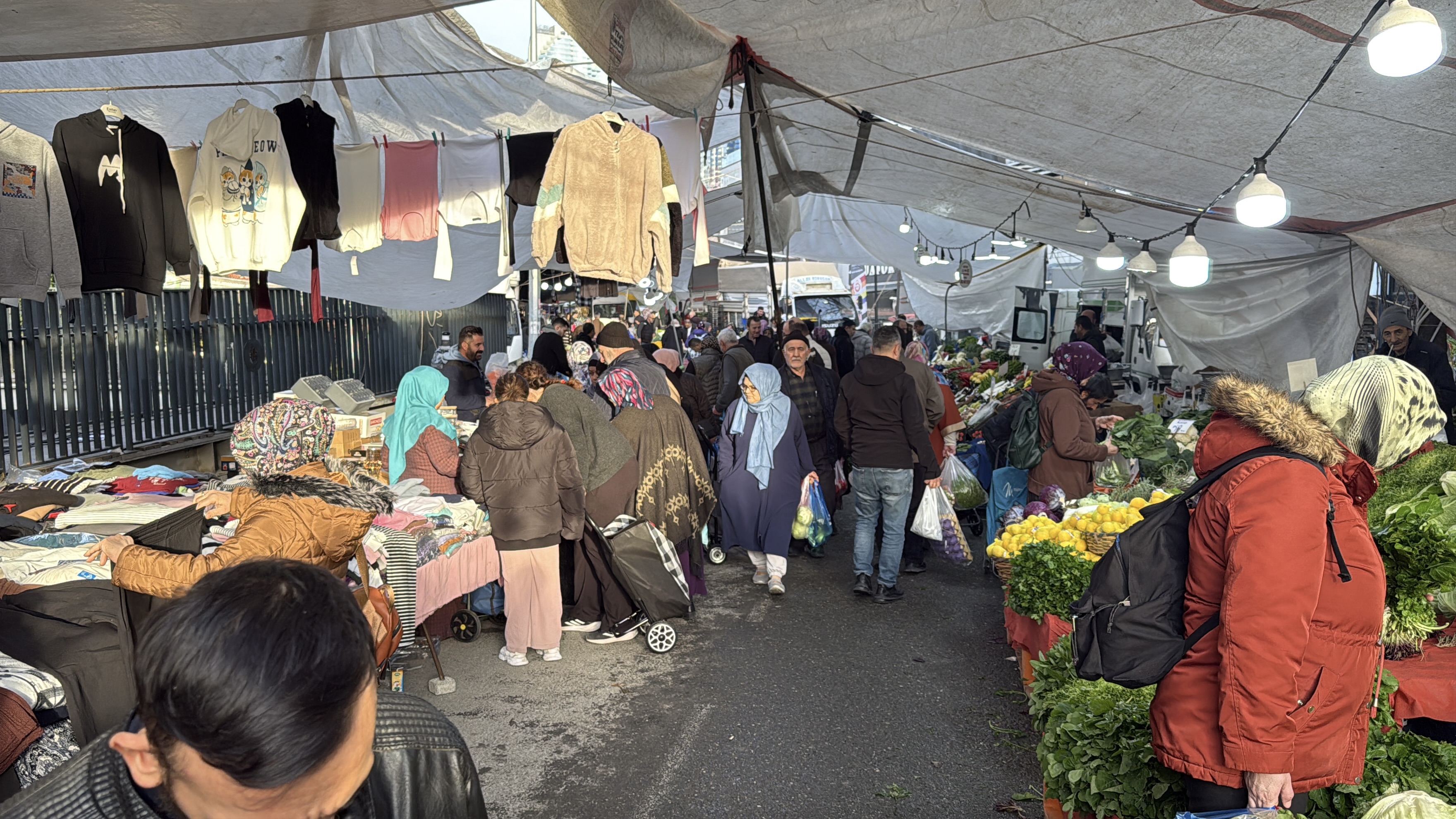 I S T A N B U L S A R I Y E R’ D E P A Z A R D A E S O F M A N C A 1057437 313822