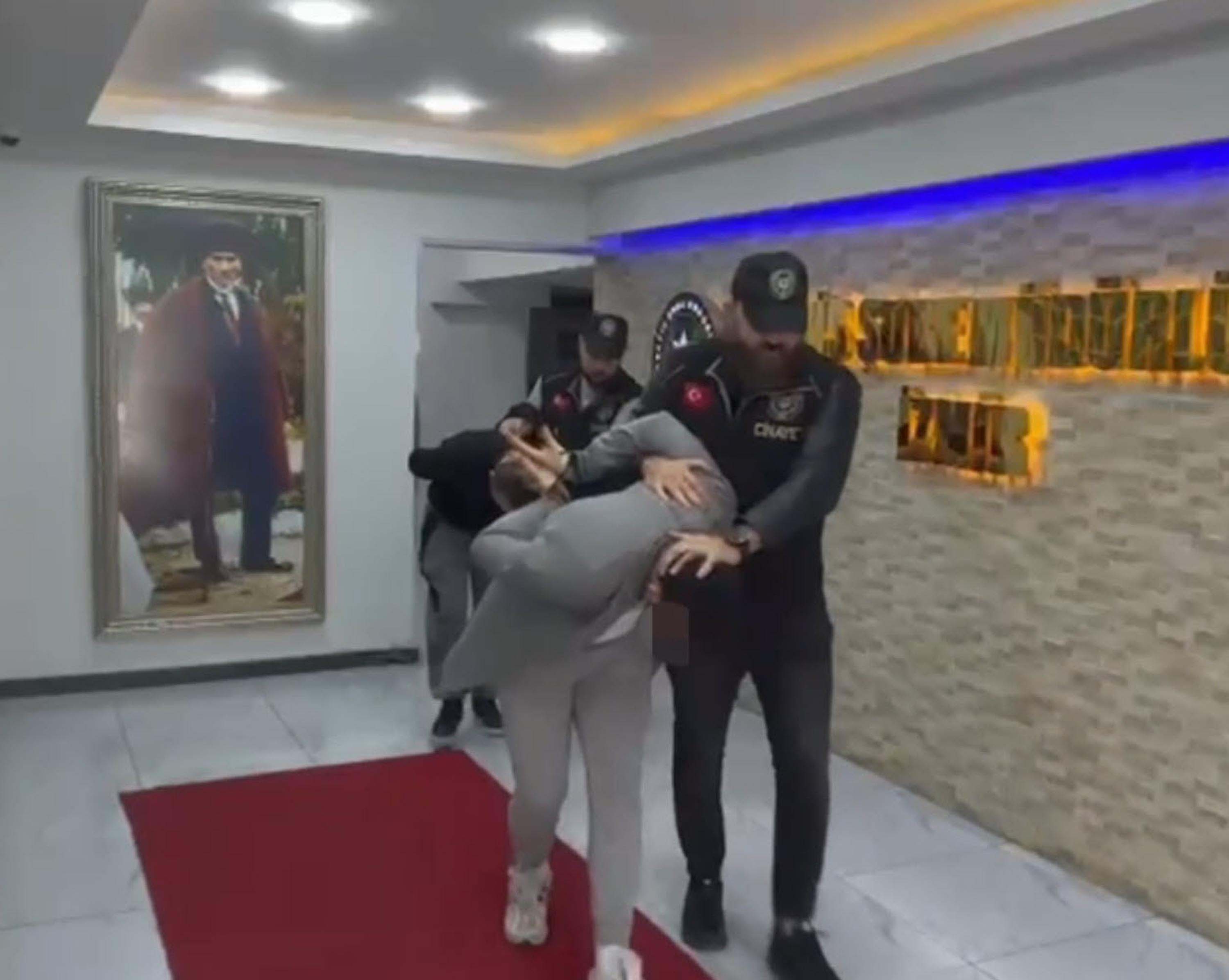 Komsunun Bebegine Izlettigi Videodan Cin 1059897 314545 (1)