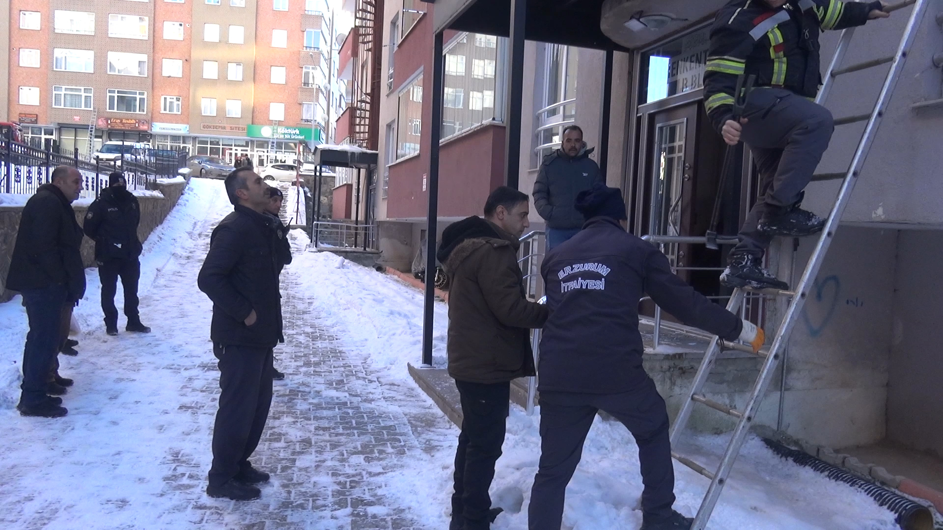 E V D E N ‘ B E B E K A G L A M A S E S I’ G E L D I H E R K E S 1108962 329219