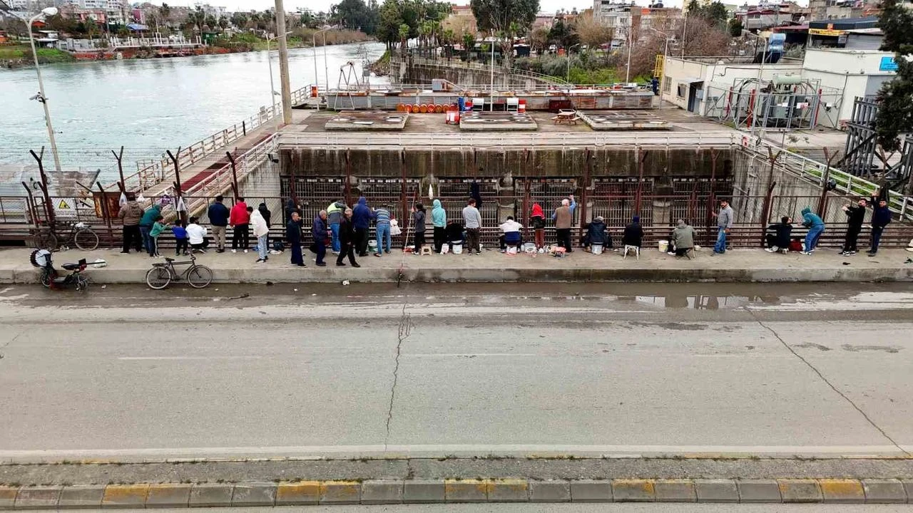 Baraj Kapaklari Acildi Onlarca Balikci Nehre Akin Etti.jpg