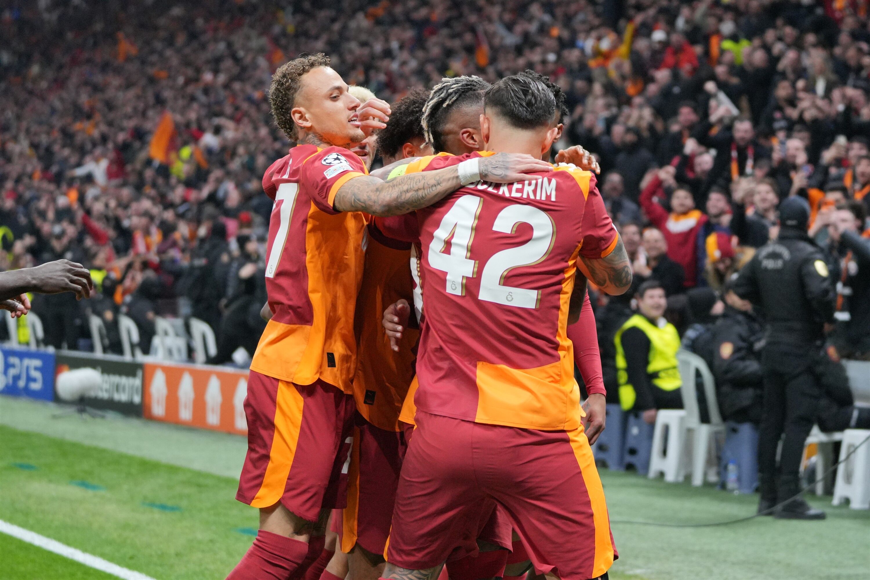 G A L A T A S A R A Y L I V E R P O O L E K F O T O G R A F L A R 1206286 358704