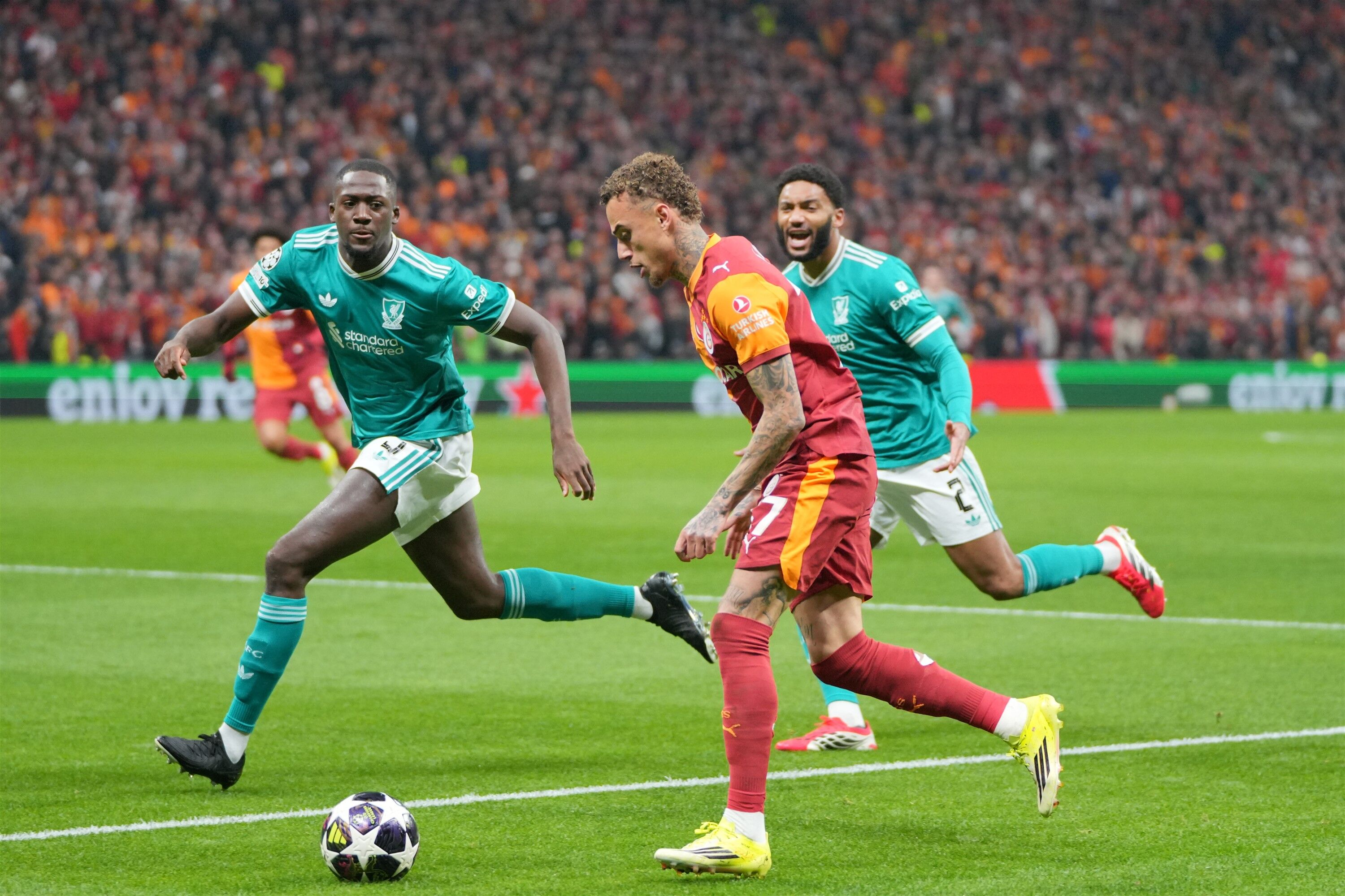 G A L A T A S A R A Y L I V E R P O O L E K F O T O G R A F L A R 1206295 358705