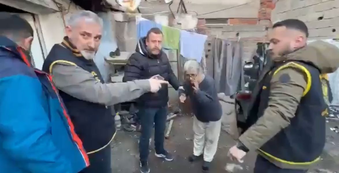 T U R K B A B A N I N A L M A N S E V G I L I S I N D E N K A C I R D I 1212092 360364