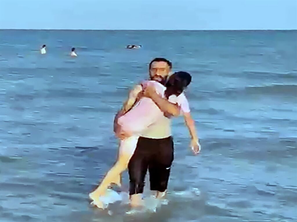 Denizde boğulma tehlikesi geçiren kız kardeşleri çevredekiler kurtardı
