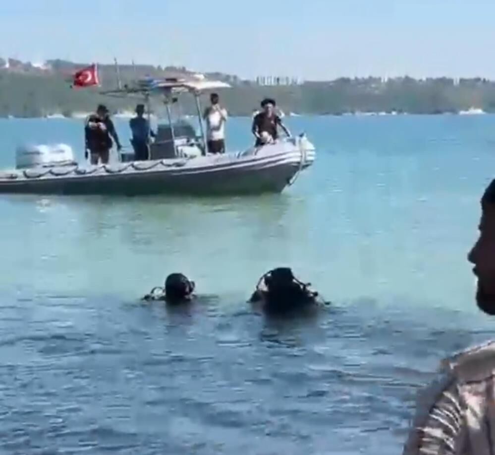 Dalgıç polisin dakikalarca süren mücadelesi sonuç verdi: Kalbi duran 8 yaşındaki çocuk hayata döndü