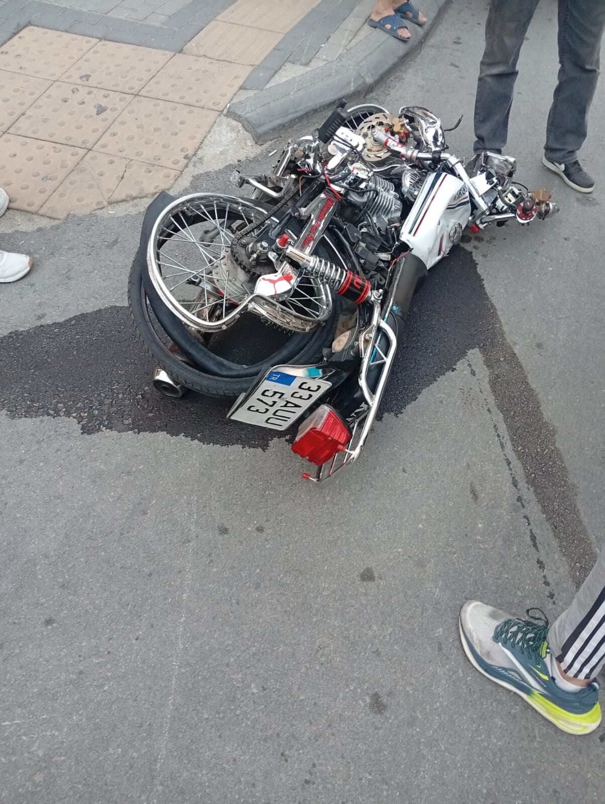 Motosiklet ve araç çarpıştı:1 ağır yaralı