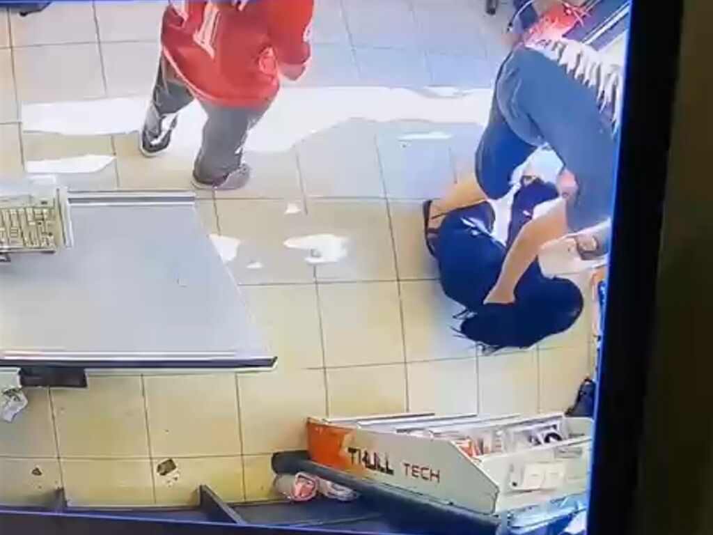 Erkek arkadaşı tarafından sokak ortasında darbedildi; olay kamerada