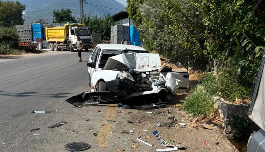 Virajı alamayan sürücünün park halindeki araca çarptığı anlar kamerada
