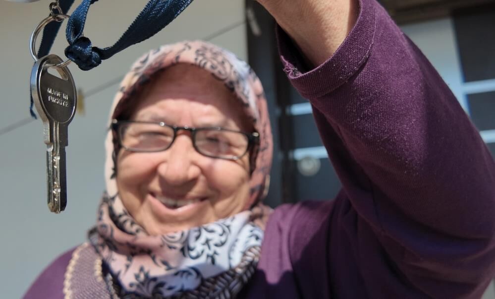 Mutluluğun fotoğrafı: Ömrü çatmada geçti, 69 yaşında evi oldu