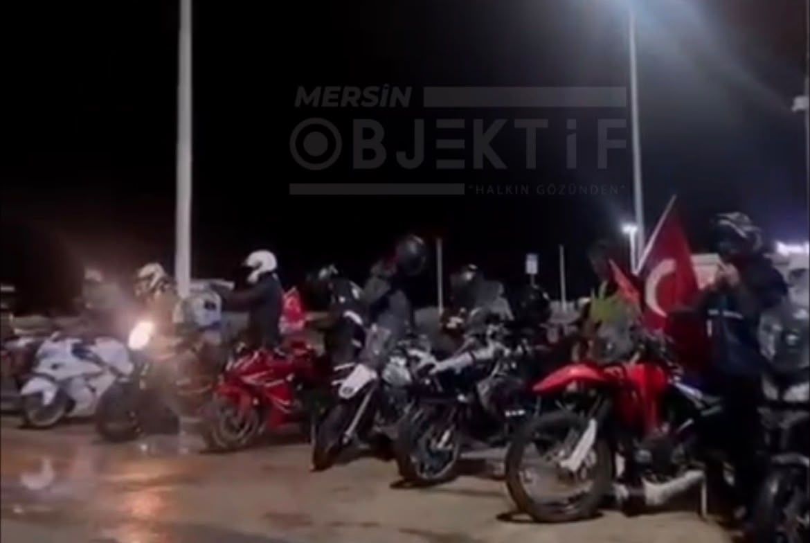 Mersin’de motosikletçilerden yağmur altında Cumhuriyet korteji