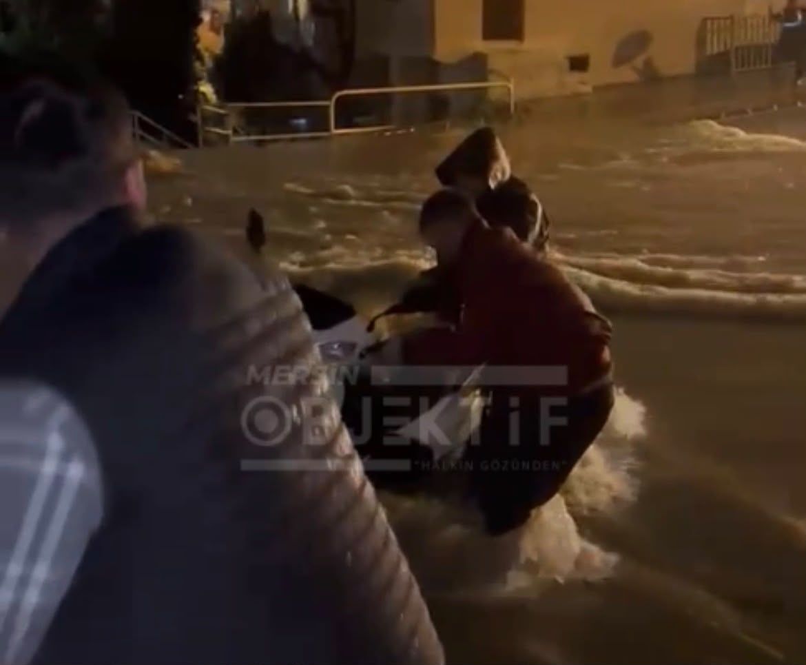 Mersin’de sağanak hayatı felç etti: Caddeler göle döndü